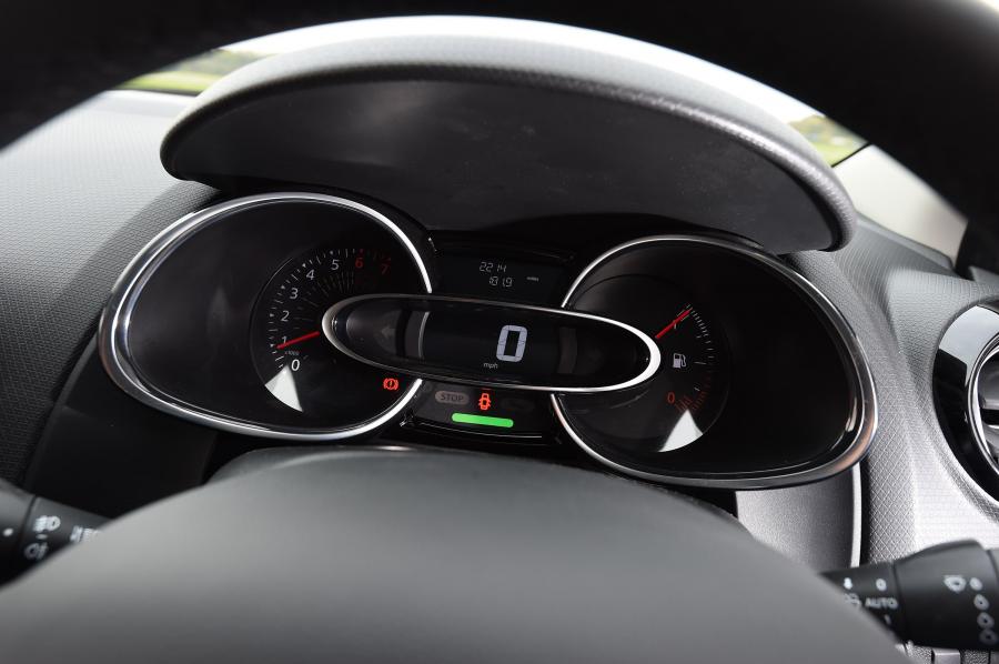 Панель приборов Renault Clio 2016 года  (UK) (фото 31 из 31)